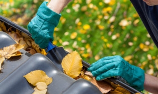 Comment nettoyer efficacement les gouttières avant l’hiver ?