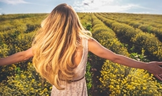 Entretenir et coiffer ses cheveux l’été